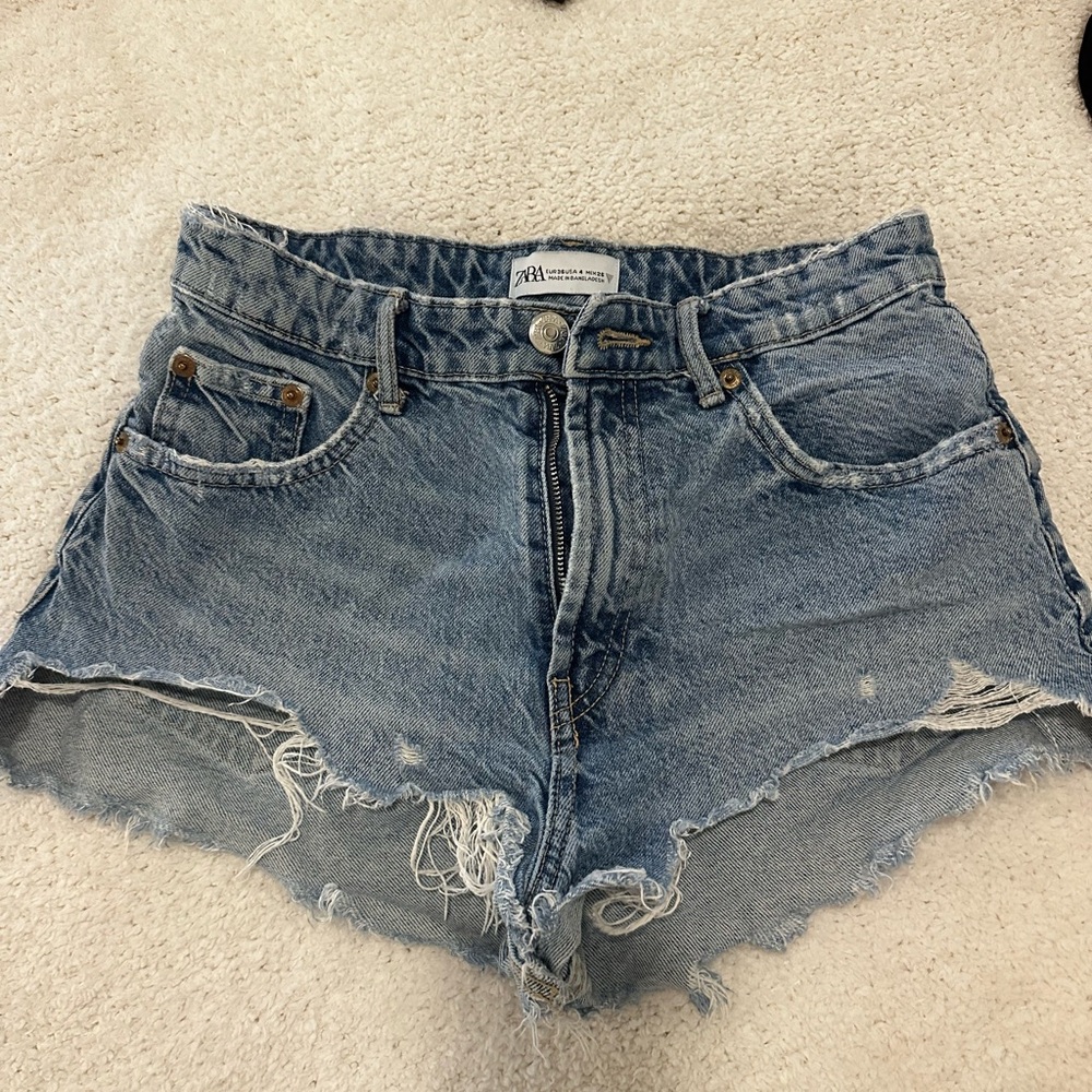 Zara Distressed Denim Cutoff Shorts (US 4 / EUR 36)